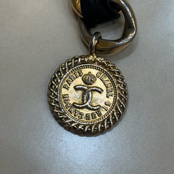 Chanel Belt - ICONIC Vintage Black Leather and Gold Chain - Picture 7 of 8